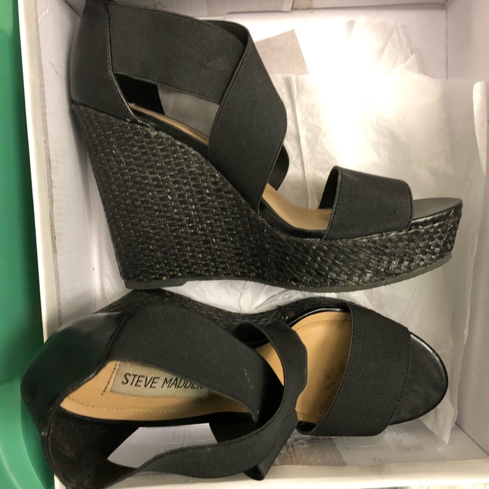 Steve Madden black wedges